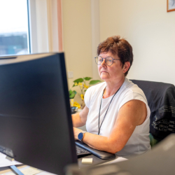 Mitarbeiterin-beim-der-Arbeit-im-Büro-(2) Mitarbeiterin-beim-der-Arbeit-im-Büro-(2)